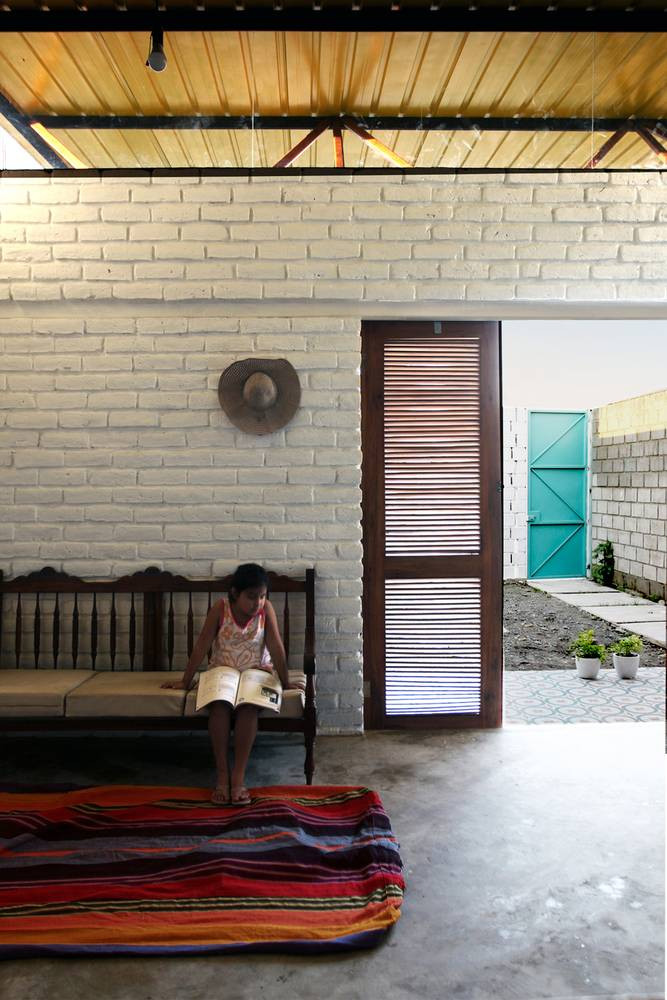 Cửa đẩy cũ bằng gỗ tiết kiệm chi phí.