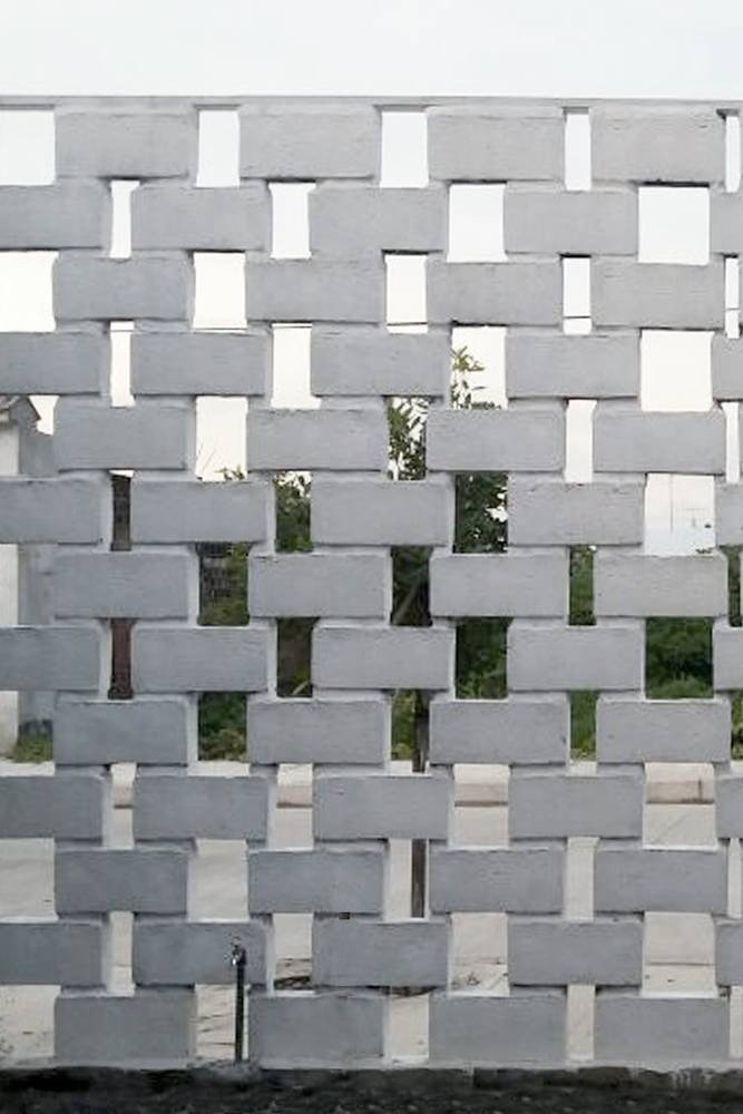 Vì vậy, nhóm thiết kế đã chọn giải pháp sử dụng sáng tạo và biến hóa gạch nung thô mộc cho nhiều không gian từ hàng rào, các bức tường đến vách ngăn.