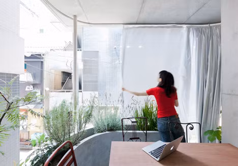 Nhờ đó mà ngôi nhà có nhiều khoảng hở để cây sinh trưởng và phát triển.