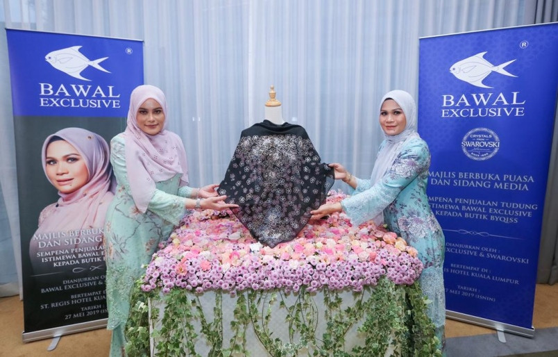 Ngay sau khi chiếc khăn xuất hiện, một số người cho rằng đó là điều vô cùng lãng phí.