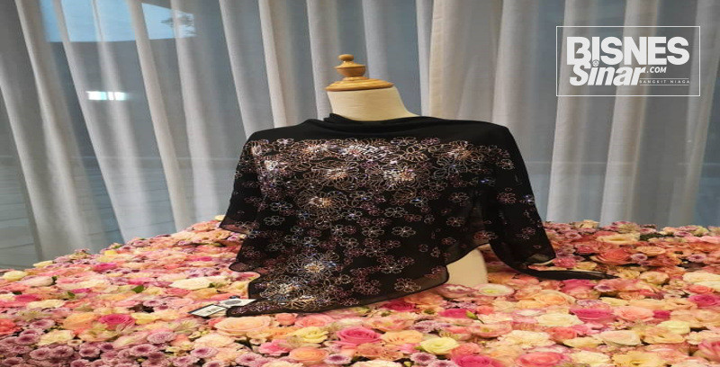 Kỷ lục trước đó thuộc một chiếc khăn trùm có giá 33.000 RM (184 triệu đồng).