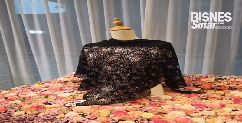 Kỷ lục trước đó thuộc một chiếc khăn trùm có giá 33.000 RM (184 triệu đồng).