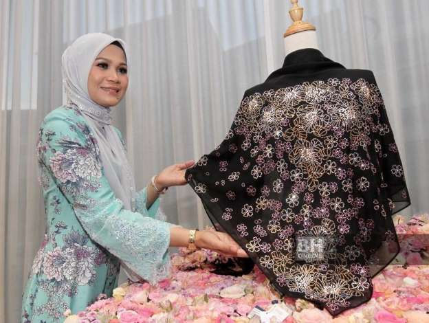 Chiếc khăn màu đen này được trang trí bằng 10 viên pha lê Swarovski.