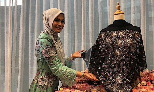 Theo tiết lộ của nhà sản xuất, thiết kế khăn che mặt dựa trên tính cánh của phụ nữ thành đạt ở Malaysia.