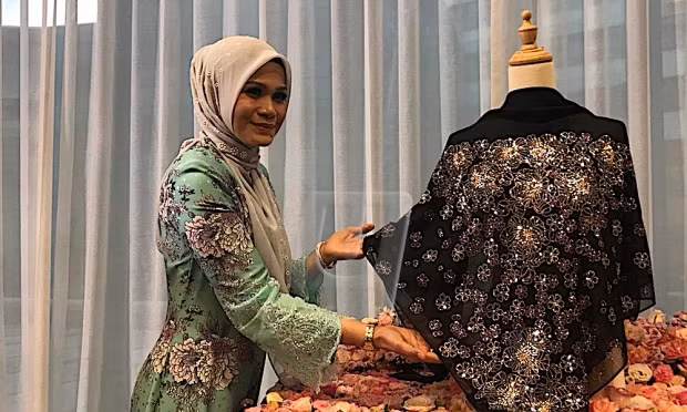 Theo tiết lộ của nhà sản xuất, thiết kế khăn che mặt dựa trên tính cánh của phụ nữ thành đạt ở Malaysia.