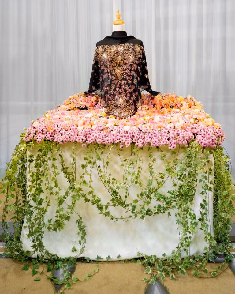 Chỉ là một chiếc khăn trùm, không nhất thiết phải xa xỉ đến như thế. Nguồn ảnh: Bawal Exclusive.