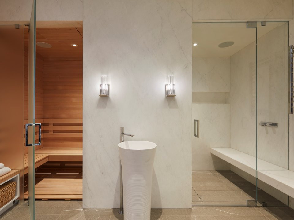 Khu vực chăm sóc sức khỏe trong biệt thự cao cấp bao gồm phòng tập thể dục, phòng mát-xa và spa với phòng xông hơi có kính. Liền kề với trung tâm chăm sóc sức khỏe là một sàn gỗ cứng gấp đôi như một phòng tập yoga ngoài trời.