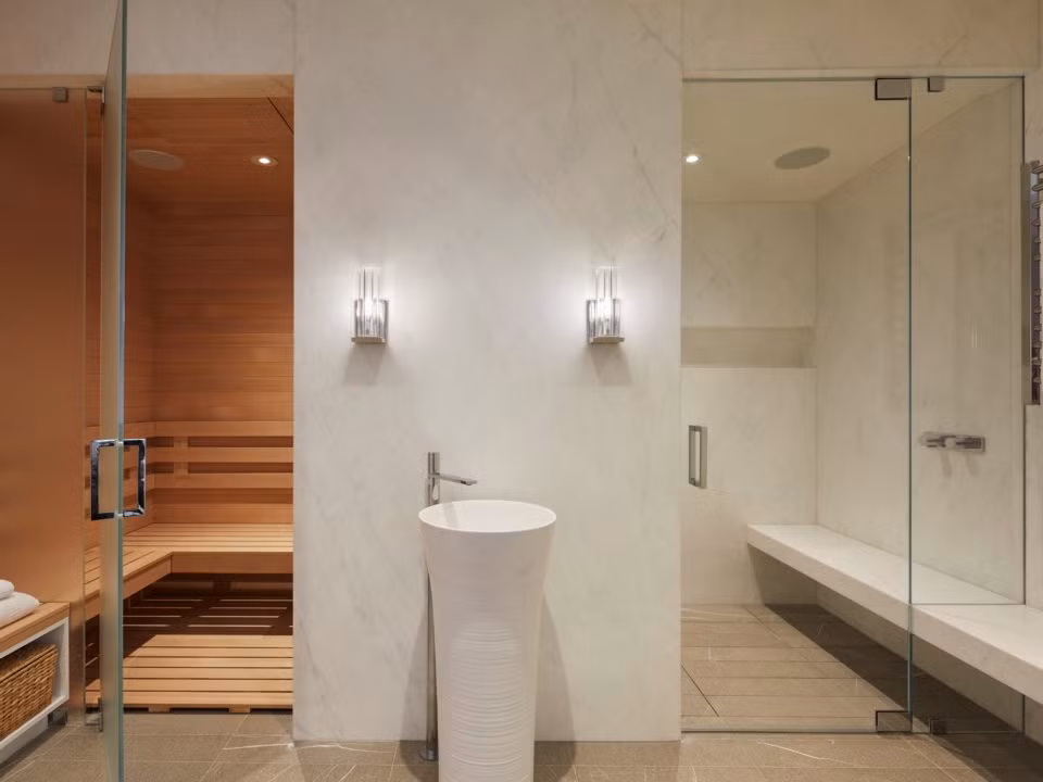 Khu vực chăm sóc sức khỏe trong biệt thự cao cấp bao gồm phòng tập thể dục, phòng mát-xa và spa với phòng xông hơi có kính. Liền kề với trung tâm chăm sóc sức khỏe là một sàn gỗ cứng gấp đôi như một phòng tập yoga ngoài trời.