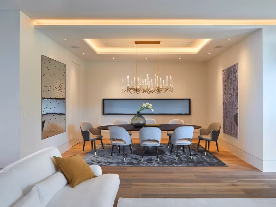 Bàn ăn ấm cúng.