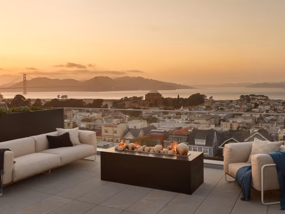  Cầu thang tầng 5 dẫn lên sân thượng nhìn ra Vịnh San Francisco.