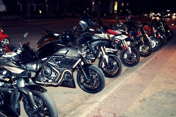 Khi Thu Thủy chia sẻ chuyện hẹn hò Lucas, người hâm mộ phát hiện anh chàng là tay chơi siêu xe có tiếng ở Sài thành. Xét về độ chơi xe, Lucas được cho là không thua kém gì Cường Đôla hay thiếu gia Minh "nhựa". Ảnh: Vietnamnet.