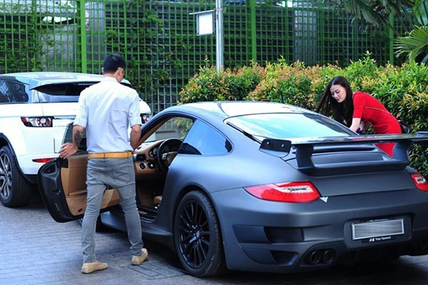 Lucas thường sử dụng xế sang để đưa đón vợ. Ảnh: Saostar.