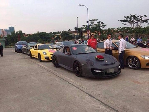 Điều đó phần nào đã được thể hiện ngay trong đám cưới của hai người khi hàng loạt siêu xe xuất hiện trong đội hình đưa rước tân lang - tân nương. Đó là những chiếc môtô phân khối lớn đình đám như BMW S1000RR HP4, Ducati Multistrada và Hyperstrada hay Harley-Davidson Glide… cùng nhiều chiếc xe hạng sang khác. Ảnh: Vietnamnet.