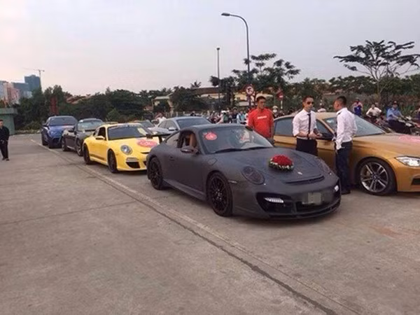 Điều đó phần nào đã được thể hiện ngay trong đám cưới của hai người khi hàng loạt siêu xe xuất hiện trong đội hình đưa rước tân lang - tân nương. Đó là những chiếc môtô phân khối lớn đình đám như BMW S1000RR HP4, Ducati Multistrada và Hyperstrada hay Harley-Davidson Glide… cùng nhiều chiếc xe hạng sang khác. Ảnh: Vietnamnet.