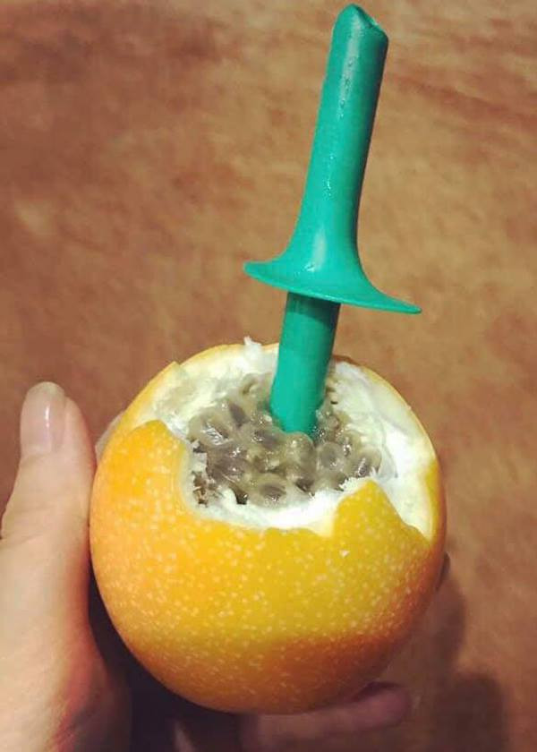 Đặc biệt, loại chanh dây này không cần phải lấy ruột pha với nước, bỏ thêm ít đường như chanh Việt mà chỉ cần lắc mạnh rồi lấy ống hút cắm trực tiếp và ăn. Ảnh: Dân Việt.