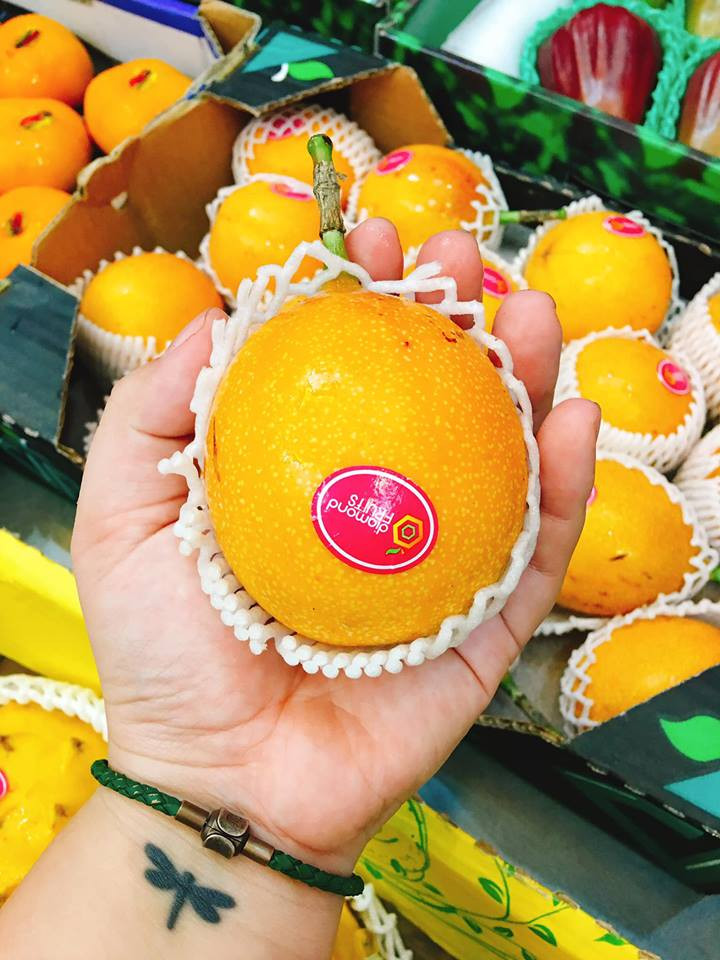 Lý giải về mức giá đắt đỏ, một vài người bán cho biết, chanh leo Ecuador là hàng xách tay nên chi phí vận chuyển cao. Ảnh: FB Phuong Anh.