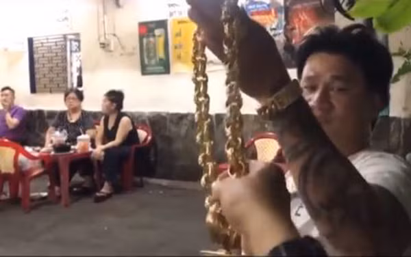 Theo Báo đất việt, người đàn ông đeo đầy vàng là anh Dũng - Ông chủ quán ốc Loan ở chung cư Nguyễn Thiện Thuật, Quận 3, Sài Gòn. Ảnh: Baodatviet.