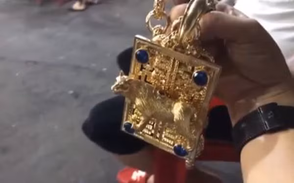 Anh Dũng tiết lộ giá trị tổng số vàng anh đeo trên người hiện đã lên đến 100 lượng vàng, tương đương 4 tỷ đồng. Ảnh: Baodatviet.