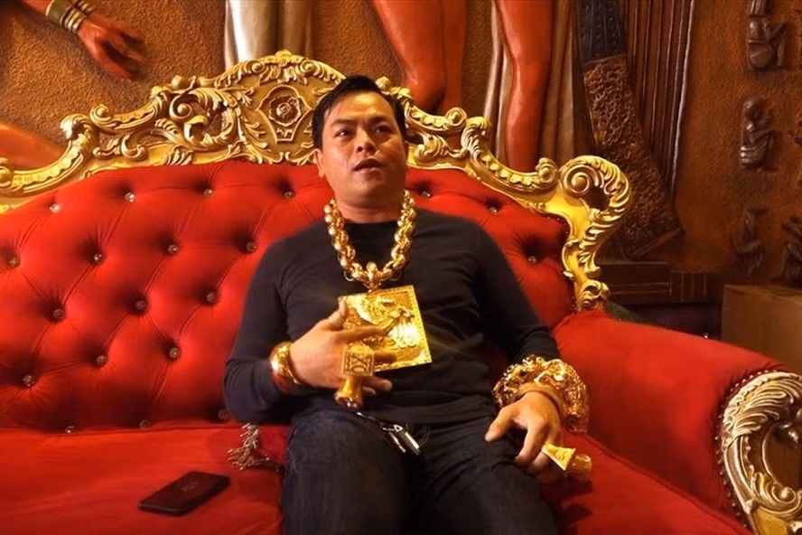Trước đó, Trần Ngọc Phúc (tên hay gọi là Phúc XO, ngụ TP HCM) từng khiến dư luận xôn xao khi được mệnh danh là người đàn ông đeo nhiều vàng nhất Việt Nam. Ảnh: Lao động.