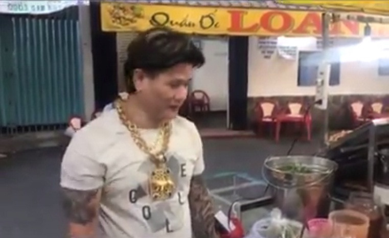 Chỉ riêng sợi dây chuyền vàng trên cổ anh Dũng đã nặng hơn 2kg, trị giá hơn 1 tỷ đồng. Ảnh: Youtube.