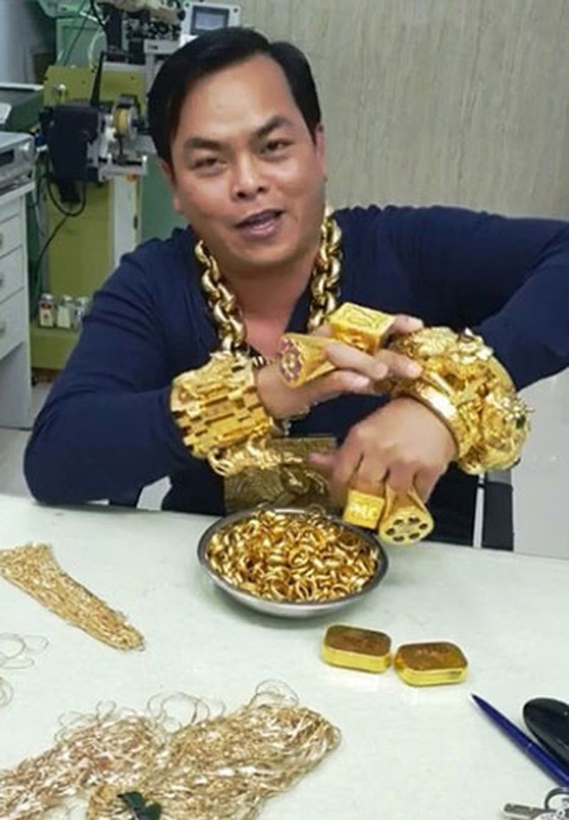 Tại cơ quan điều tra, Phúc XO khai tất cả trang sức đeo trên người đều là vàng giả, ngoại trừ nhẫn. Ảnh: Zing.