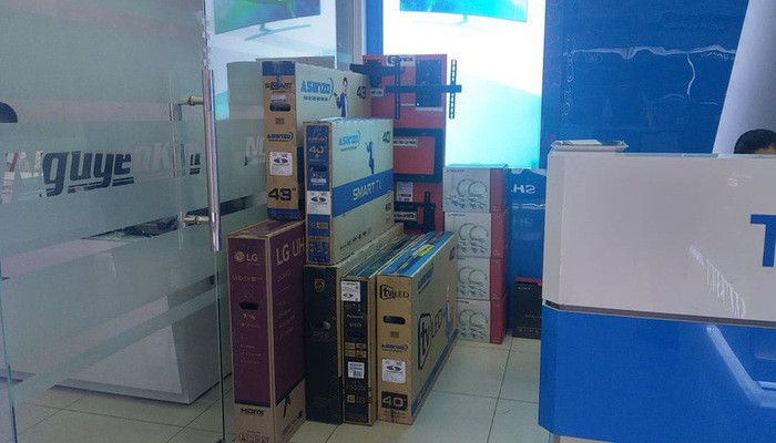 Thực hiện chỉ đạo của Thủ tướng ngày 24/6, Bộ Tài chính yêu cầu Văn phòng thường trực Ban chỉ đạo 389 Quốc gia kiểm tra, xác minh thông tin báo chí phản ánh việc CTCP Điện tử Asanzo nhập khẩu sản phẩm sản xuất tại nước khác gắn nhãn xuất xứ Việt Nam. Ảnh: Vneconomy.