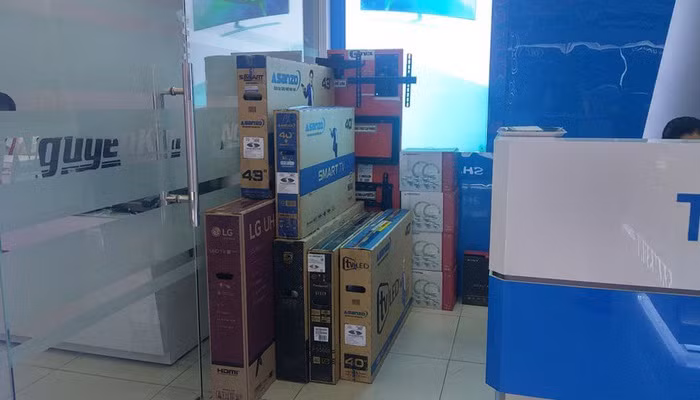 Thực hiện chỉ đạo của Thủ tướng ngày 24/6, Bộ Tài chính yêu cầu Văn phòng thường trực Ban chỉ đạo 389 Quốc gia kiểm tra, xác minh thông tin báo chí phản ánh việc CTCP Điện tử Asanzo nhập khẩu sản phẩm sản xuất tại nước khác gắn nhãn xuất xứ Việt Nam. Ảnh: Vneconomy.