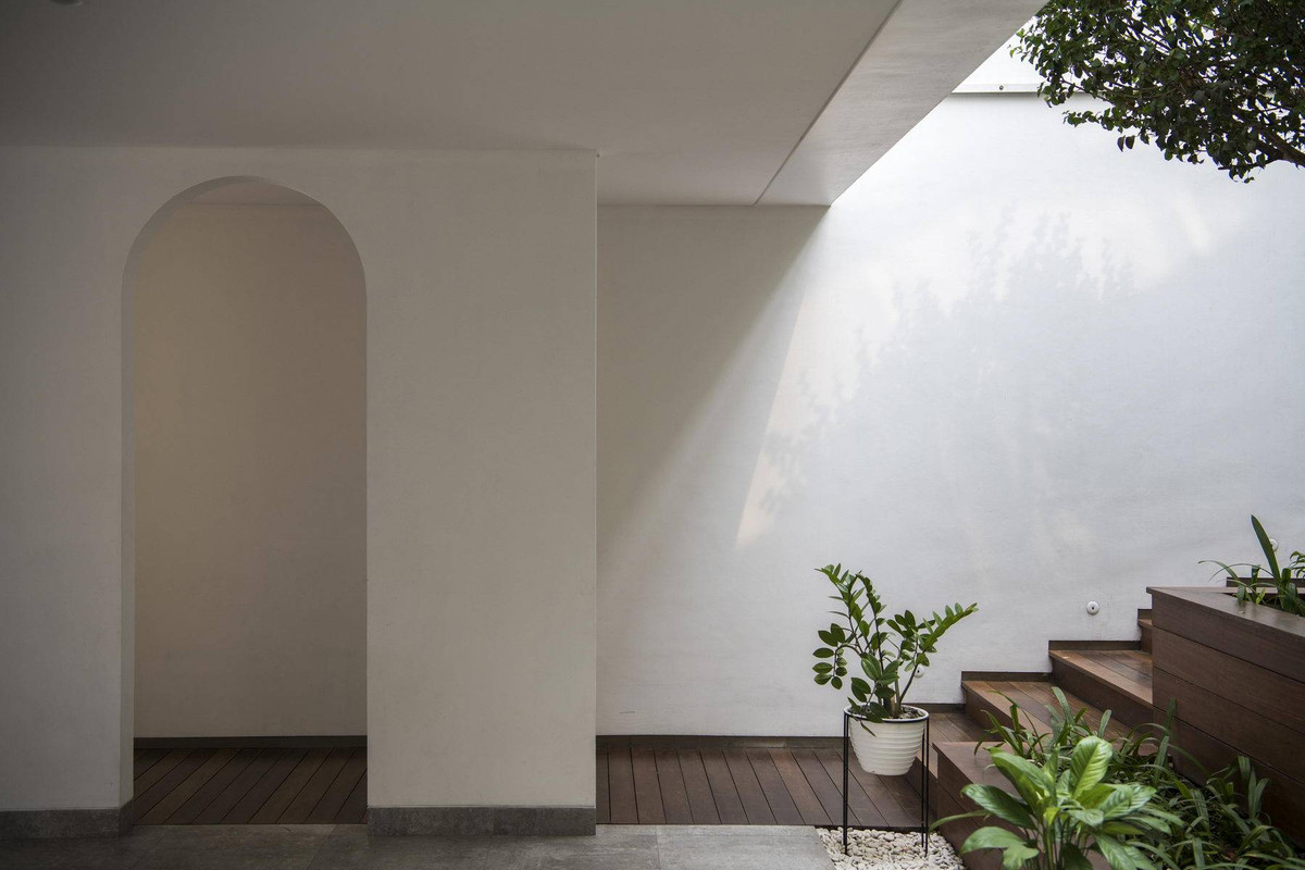 Lối vào nhà thơ mộng với những vệt nắng trên tường nhà.