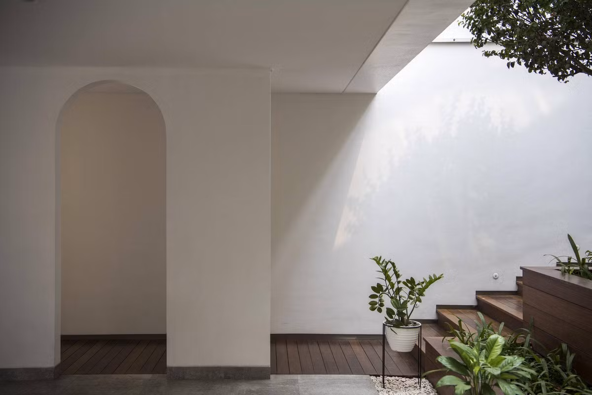 Lối vào nhà thơ mộng với những vệt nắng trên tường nhà.