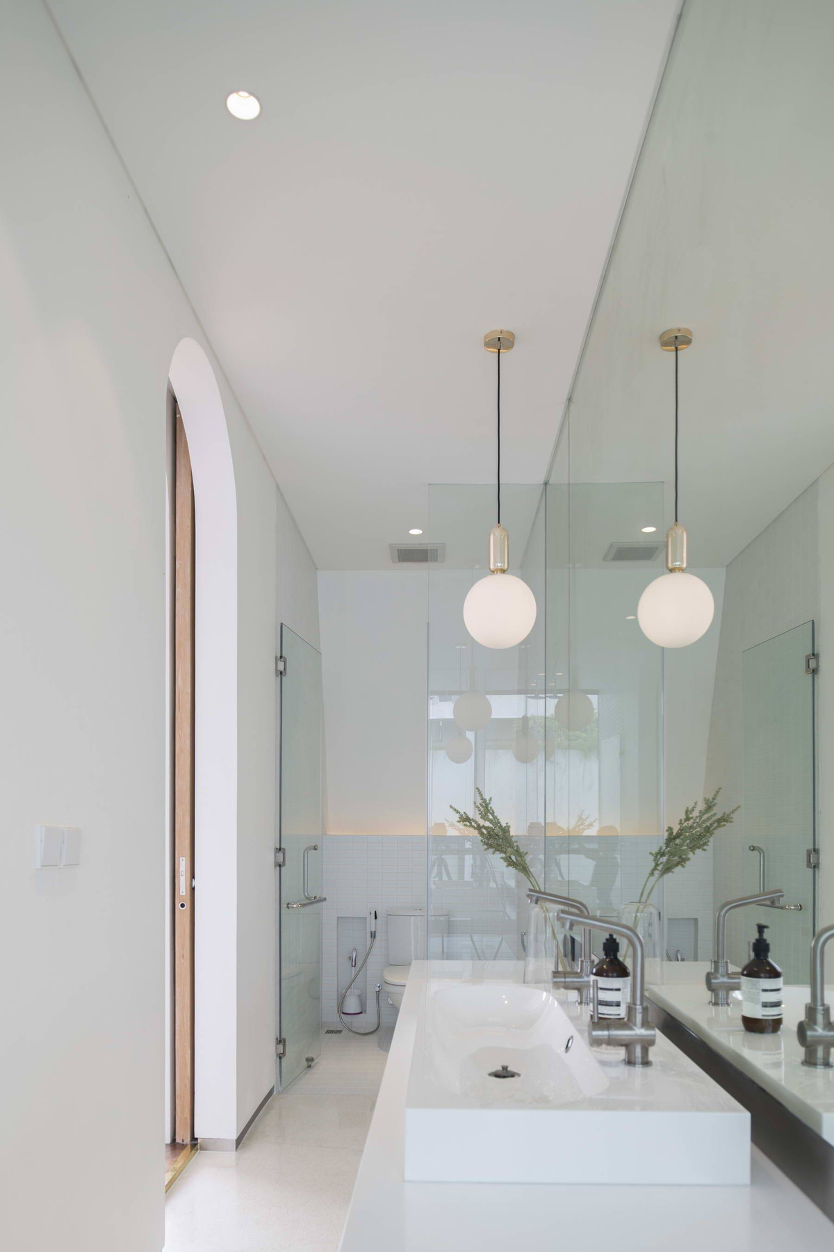 Gam màu trắng khiến không gian nhà tắm như rộng hơn. Nguồn ảnh: Archdaily.