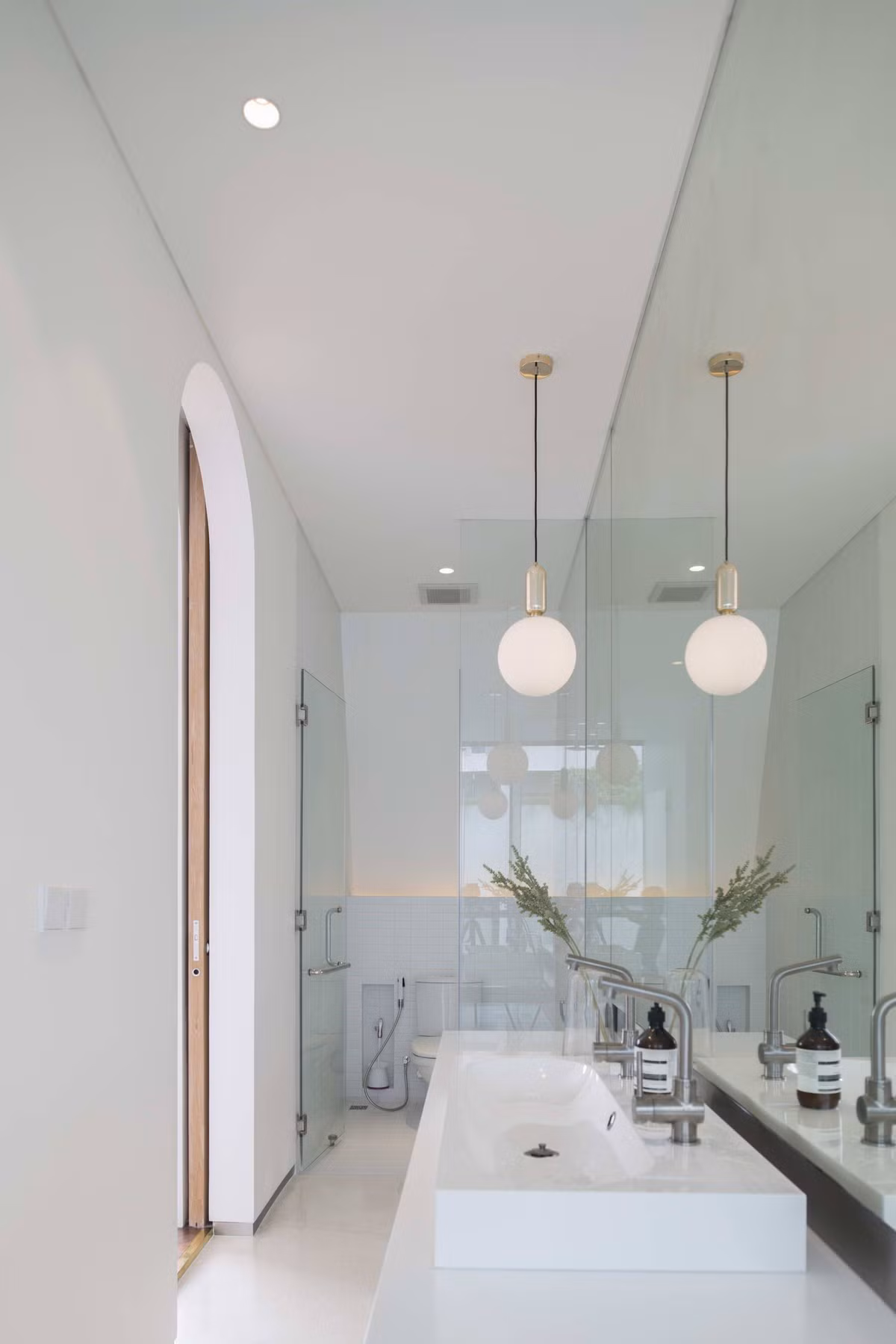 Gam màu trắng khiến không gian nhà tắm như rộng hơn. Nguồn ảnh: Archdaily.