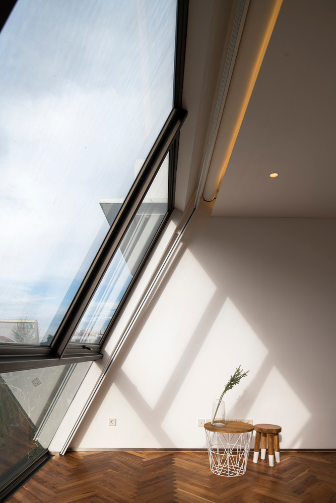 Cửa kính giúp lấy ánh sáng và gia chủ dễ tiếp cận với thiên nhiên bên ngoài.