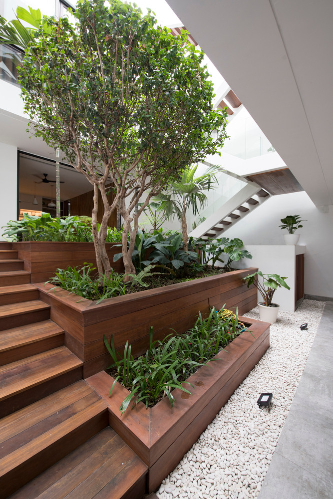 Khối nhà trước và sau được kết nối với nhau bởi cầu thang bán ngoài trời.