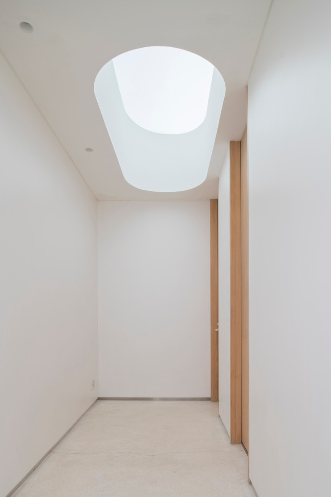 Khoảng giếng trời lấy ánh sáng cho những khu vực không có cửa sổ.