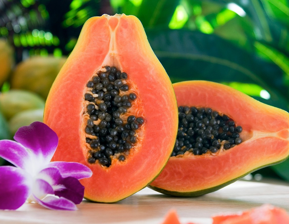 Khi chín, đu đủ có màu vàng nhưng vẫn cứng, không mềm nhũn như đu đủ thông thường. Ảnh: Daleysfruit.