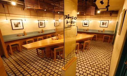 Trái ngược với lối vào nhỏ hẹp là không gian chỗ ngồi cho khách thoáng đãng.