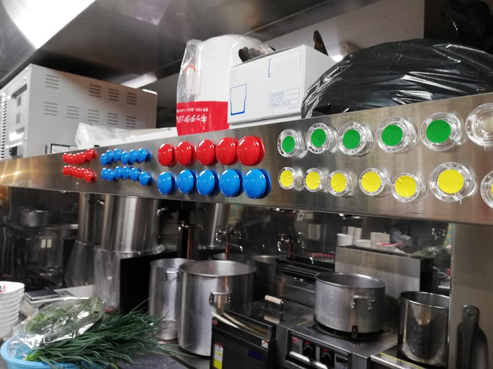 Khu vực bếp khá nhỏ nhưng rất sạch sẽ, đặt ở vị trí đối diện với khu vực dành cho thực khách.