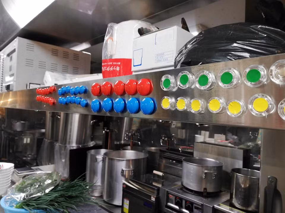 Khu vực bếp khá nhỏ nhưng rất sạch sẽ, đặt ở vị trí đối diện với khu vực dành cho thực khách.