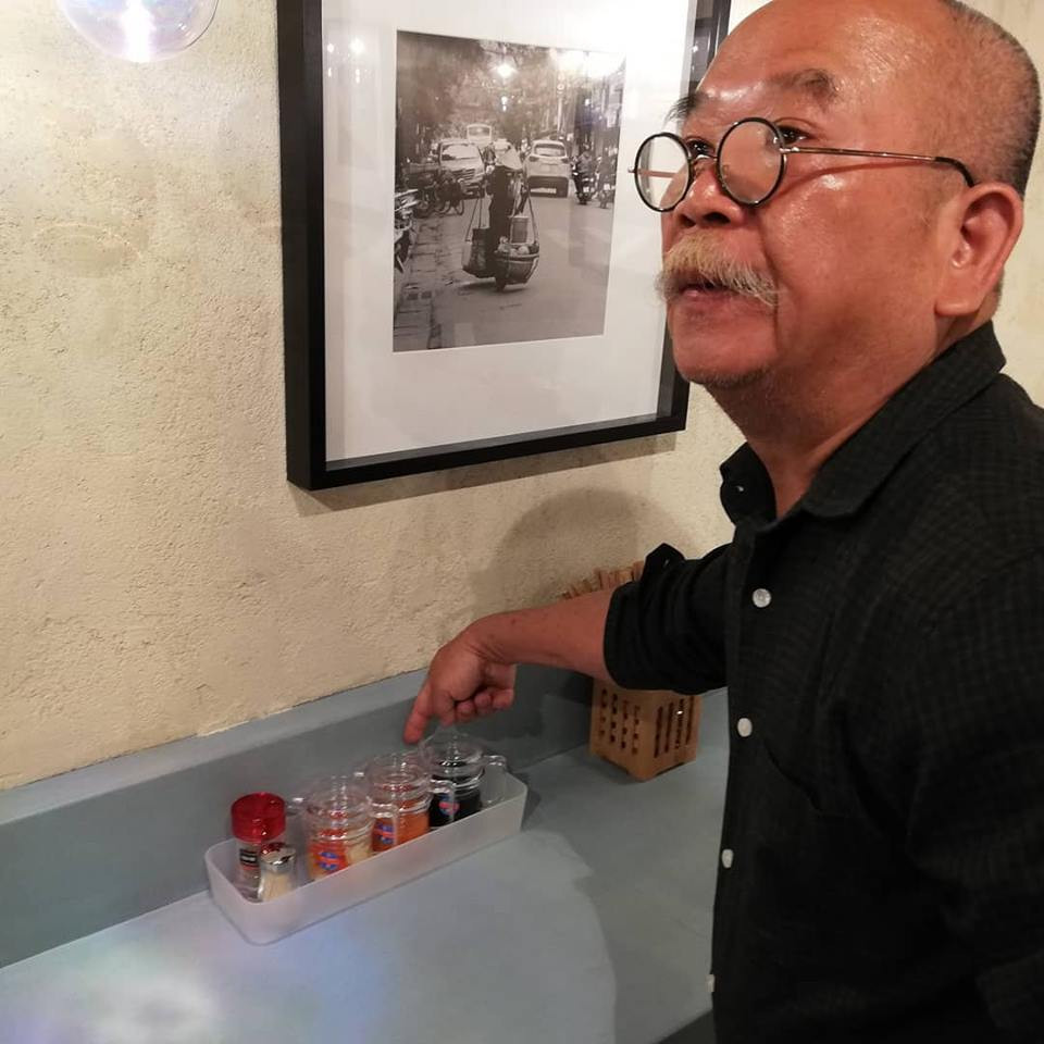 Việc sắp xếp một dãy bàn gắn vào tường giúp tận dụng không gian hiệu quả.