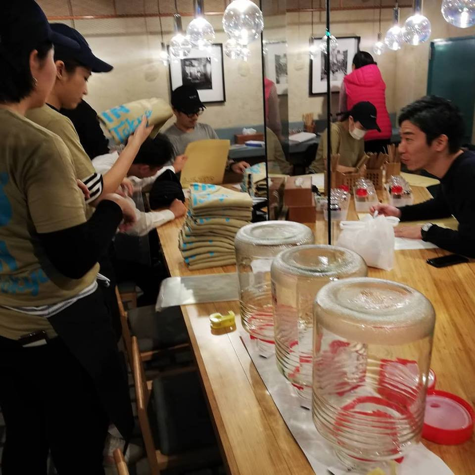 Trần nhà lắp nhiều bóng đèn tròn vừa thắp sáng vừa tạo tính thẩm mỹ.