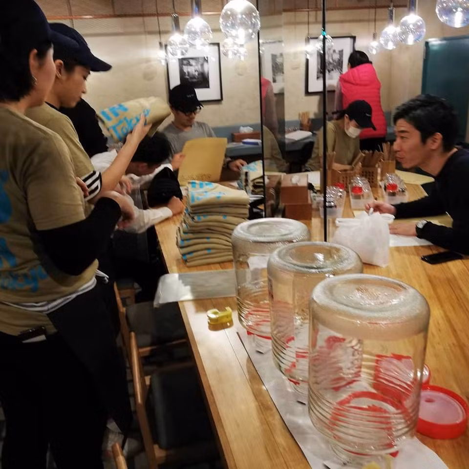 Trần nhà lắp nhiều bóng đèn tròn vừa thắp sáng vừa tạo tính thẩm mỹ.