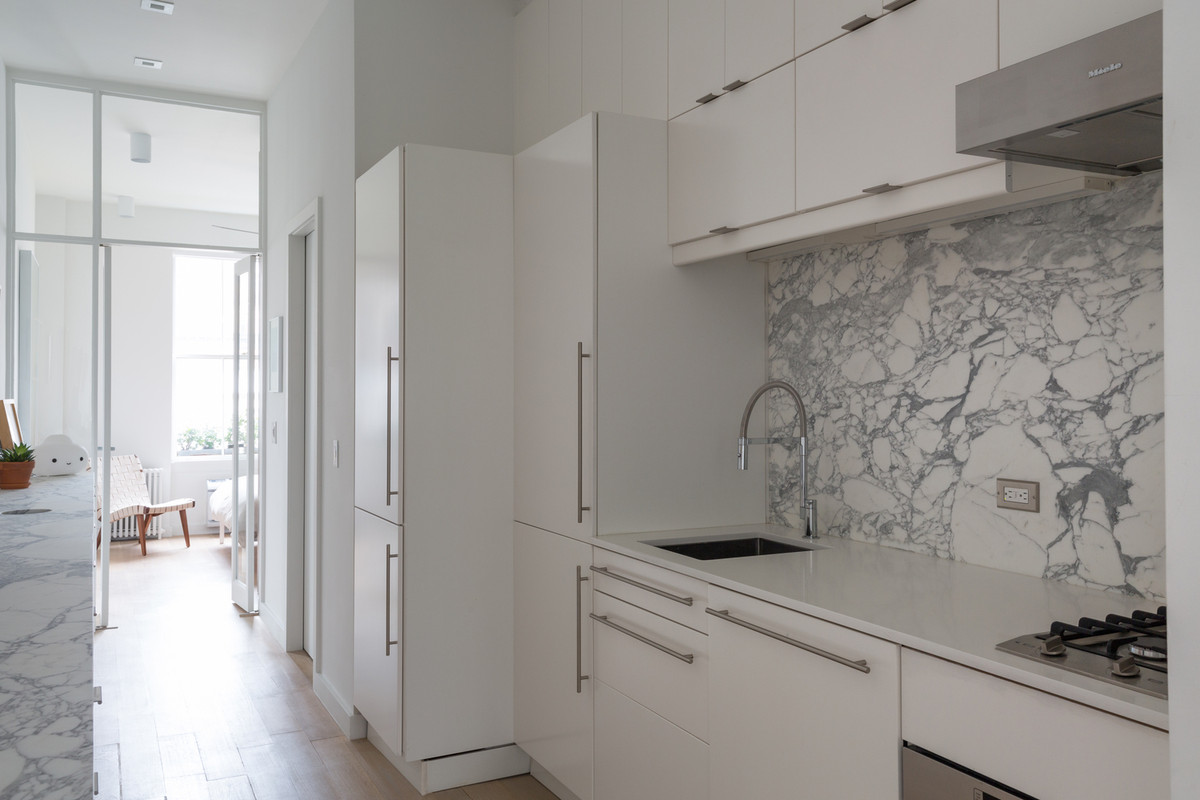 Phòng bếp thoáng sáng với gạch ốp sang trọng.