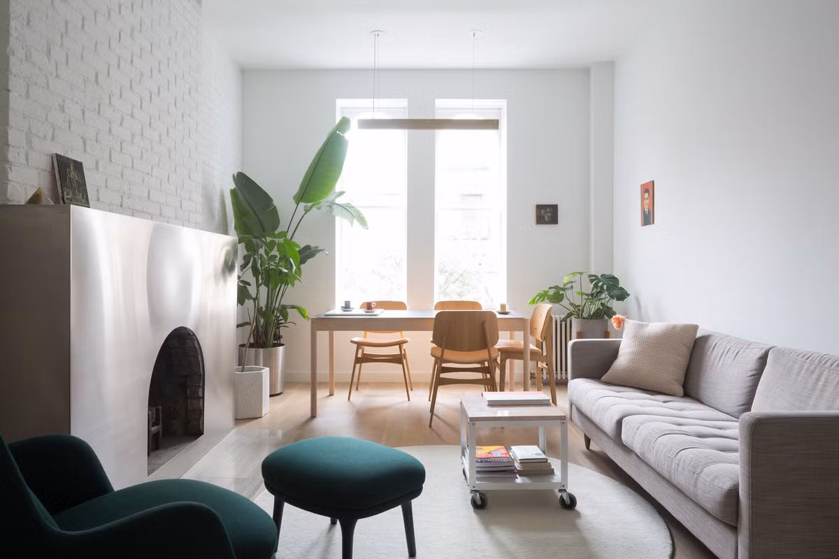 Để tạo sự xuyên suốt giữa 2 đầu căn hộ, kiến trúc sư loại bỏ những vách ngăn phân vùng.