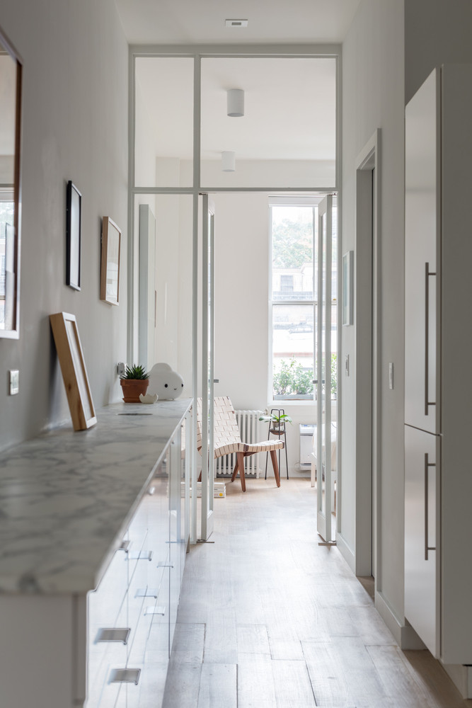 Cửa gỗ kín bưng được thay bằng những khung cửa kính trong suốt, lấy ánh sáng.