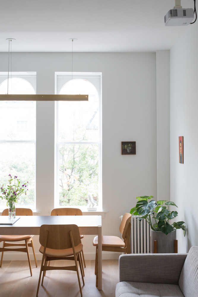 Bàn ăn bố trí cạnh cửa sổ.