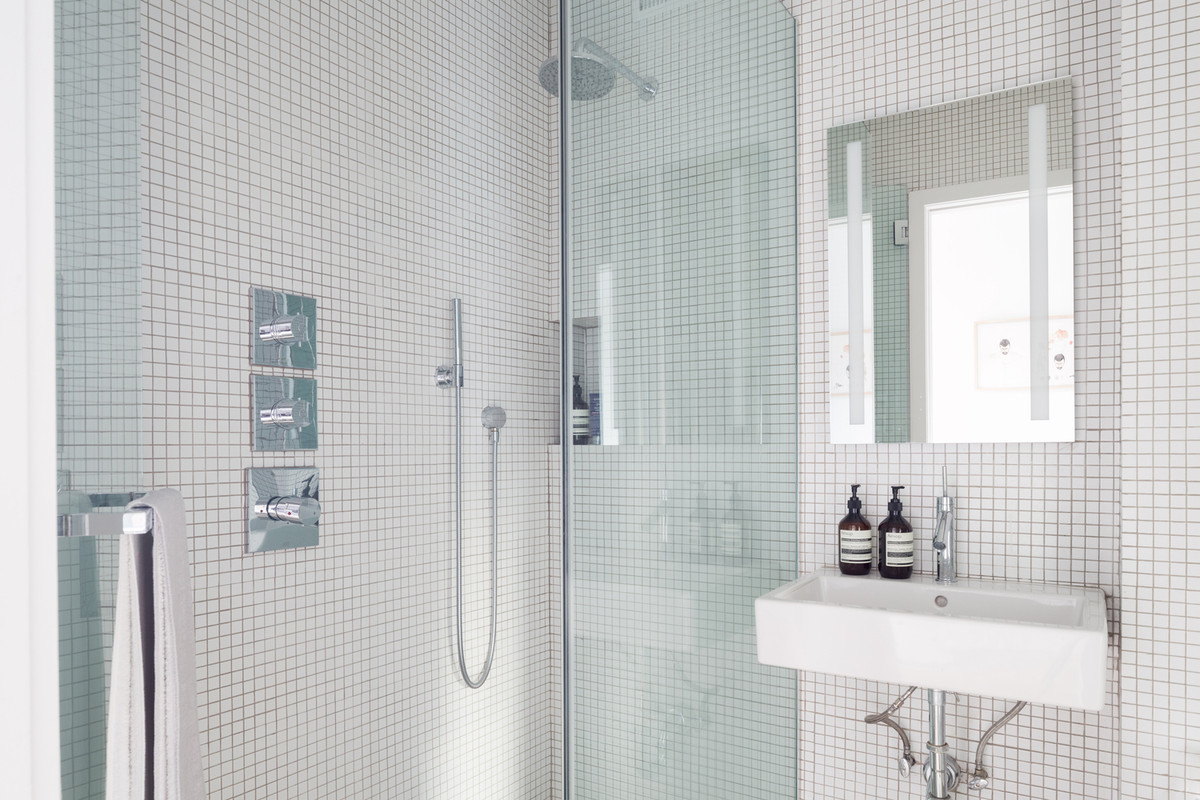 Phòng tắm sử dụng vách ngăn kính hiện đại.