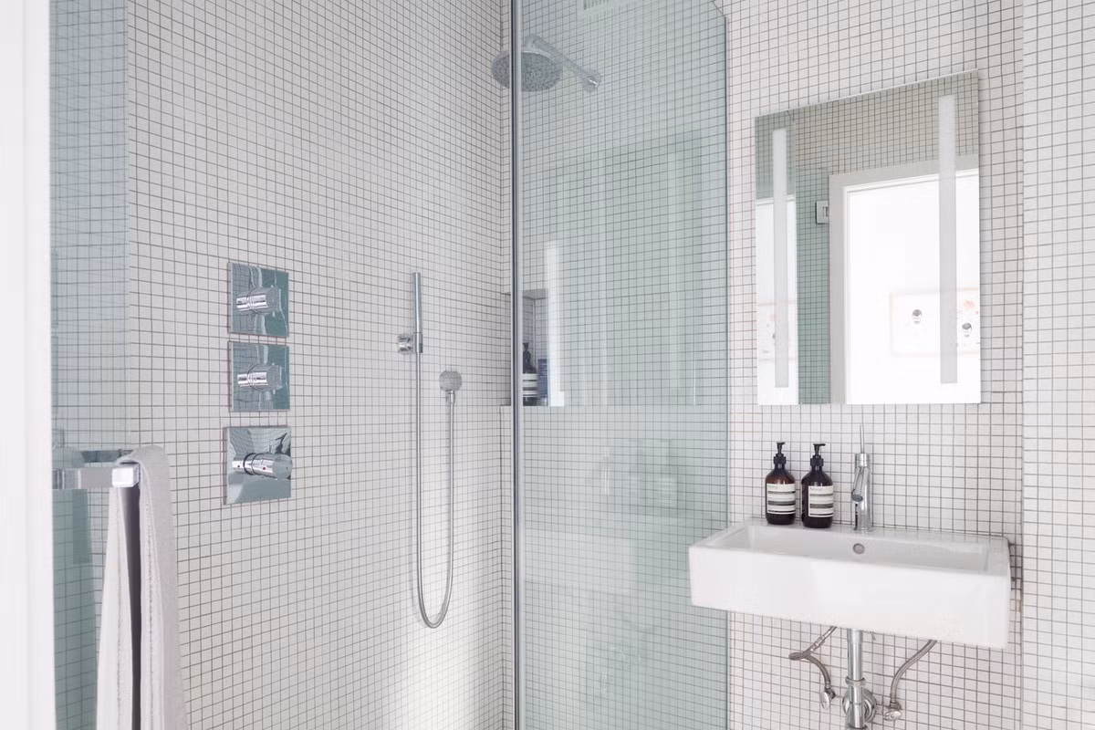 Phòng tắm sử dụng vách ngăn kính hiện đại.