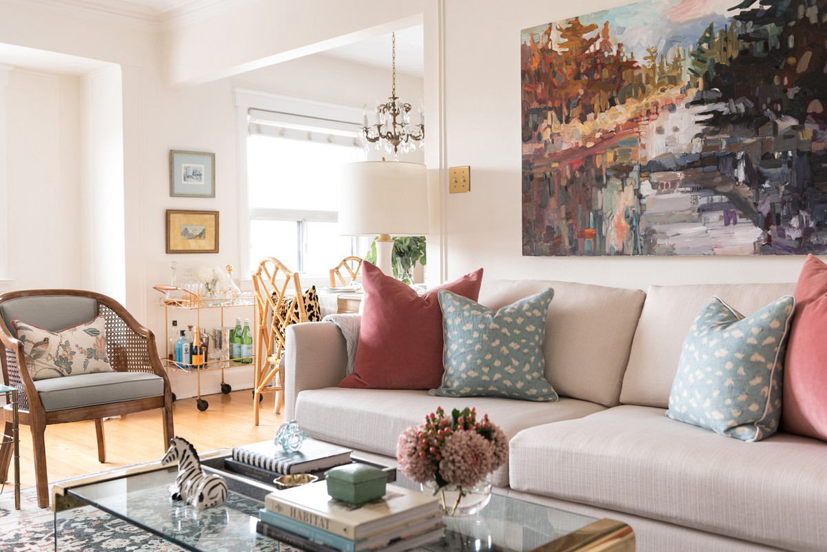 Thay vào đó, có thể di chuyển chiếc ghế dài ra khỏi tường để cho phép những chiếc bàn hẹp hoặc bố trí tốt hơn để giao tiếp. Trung tâm của căn phòng có thể cảm thấy nhỏ hơn một chút, nhưng bạn sẽ đạt được điểm thiết kế lớn.