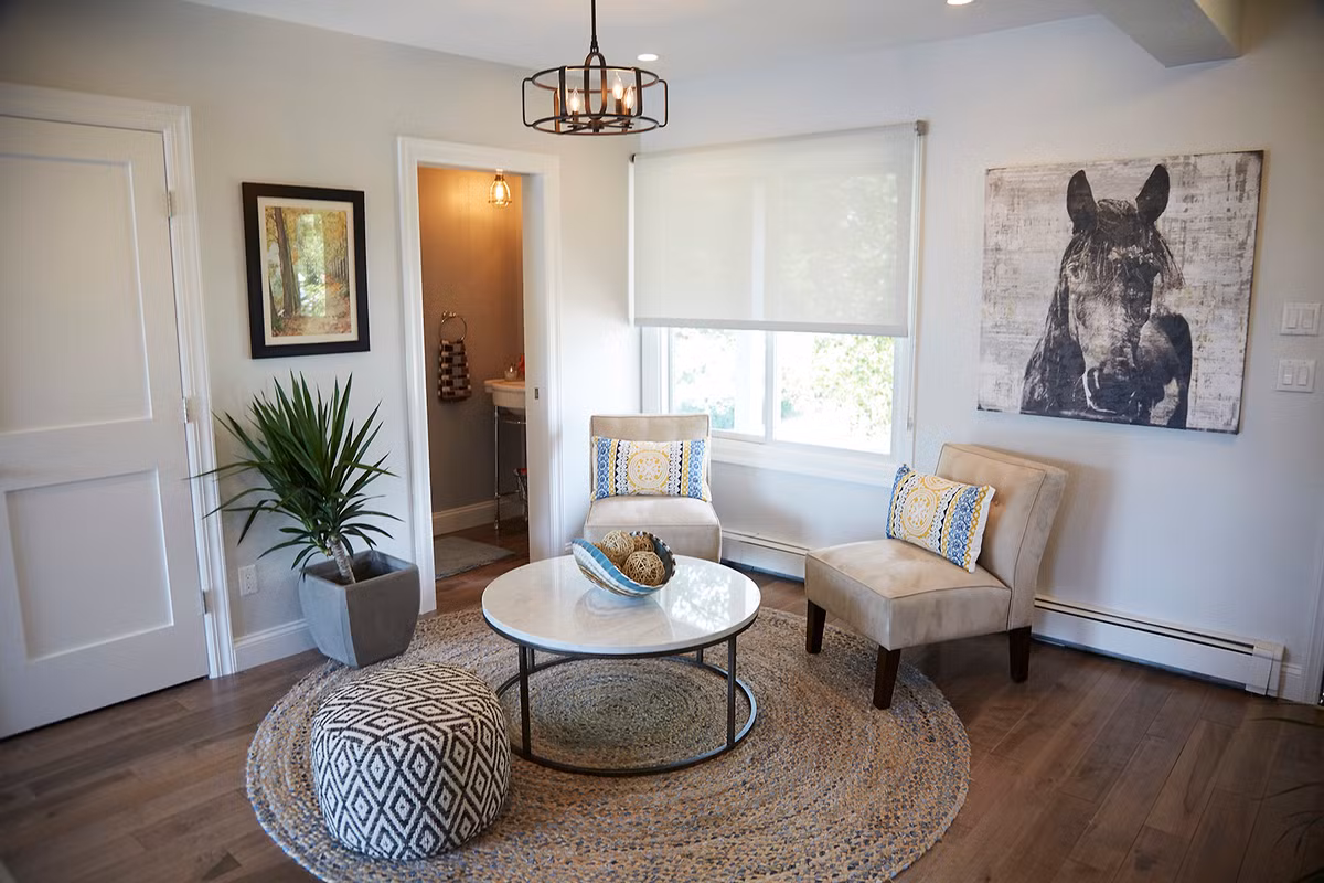 Nhiều người chỉ có thói quen sơn tường mà bỏ qua trần nhà. Thực tế, trần nhà cùng màu sơn với các bức tường sẽ tạo nên một kết cấu không gian mới, giúp căn phòng có cảm giác rộng rãi hơn nhiều.