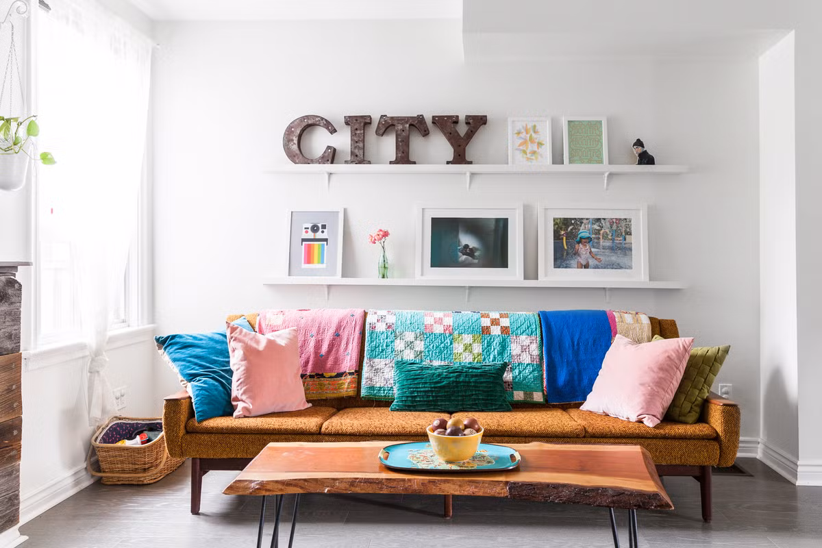 Không gian nhỏ khiến nhiều người có thói quen lưu trữ đồ đạc với những chiếc hộp hay túi. Tuy nhiên, việc làm này lại là sai lầm tạo cảm giác chật hẹp cho căn hộ.